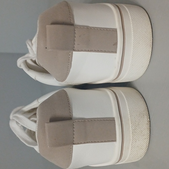 MIA, White and Tan Sneakers, pre-owned, Sz 8.5 - Picture 5 of 6